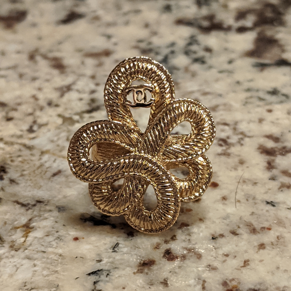 Elegant Gold Knot Ring
